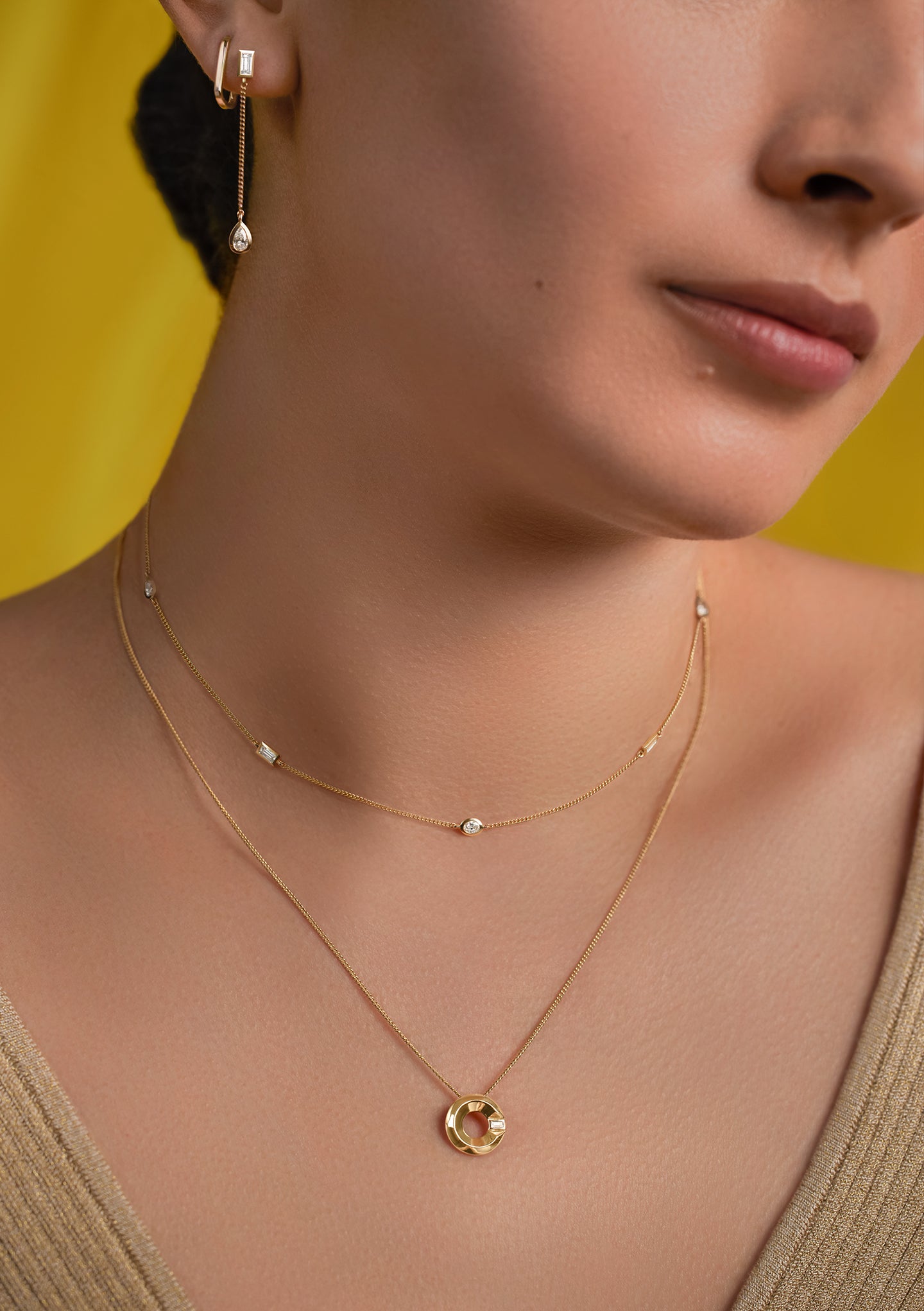 Thin gold chain on sale with small pendant